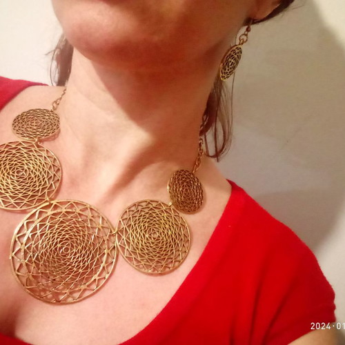 Statement necklace with earrings used, matte gold color