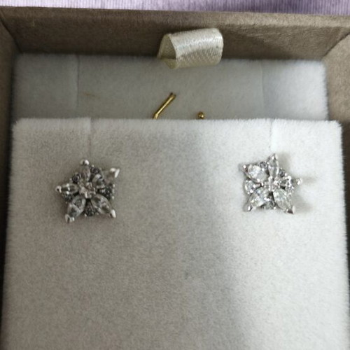 Swarovski star snowflake stud earrings like new, white