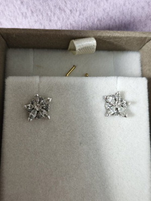 Swarovski star snowflake stud earrings like new, white