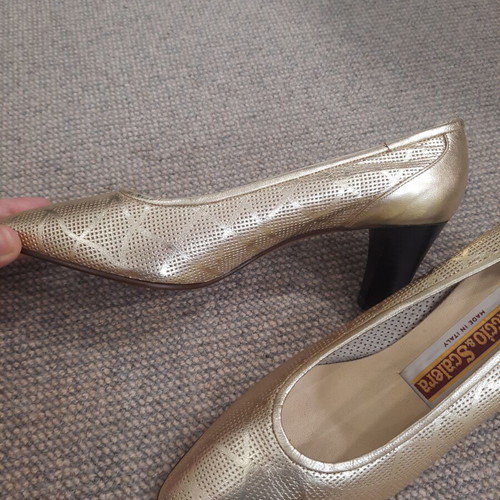 Gasuccio & Scalera gold leather pumps new with geometric perforation