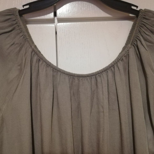 Khaki blouse with open shoulders like new, with ruffles