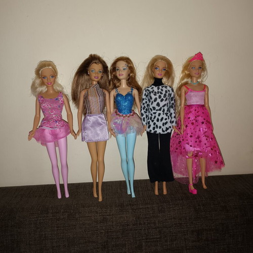 Barbie dolls used, pack with defects
