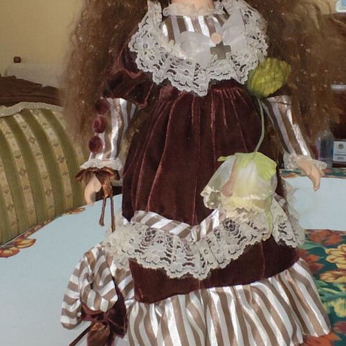 Porcelain dolls set of 3 like new, collectible