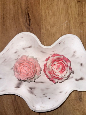 Rose-shaped candles new, available in many scents