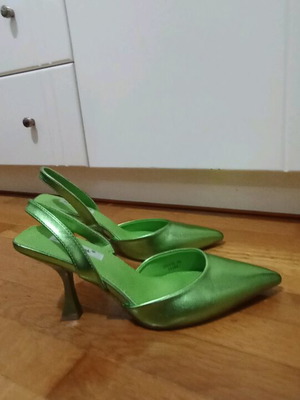 Pumps size 39 like new, elegant with medium comfortable heel