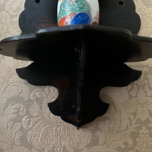 Wall display with Chinese vase and peacock feathers like new