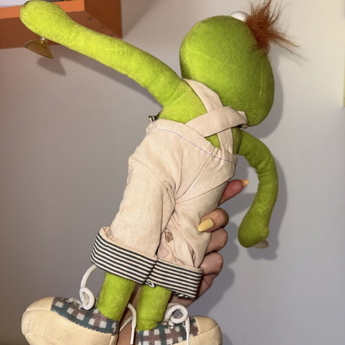 Plush frog like new, sticks to window
