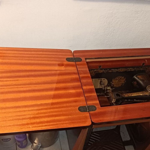Singer Sewing Machine Model 66 like new with wooden cabinet
