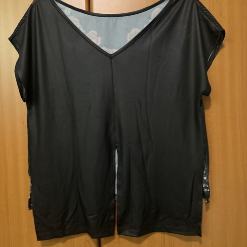 Anel airy top with back slit like new, black and red