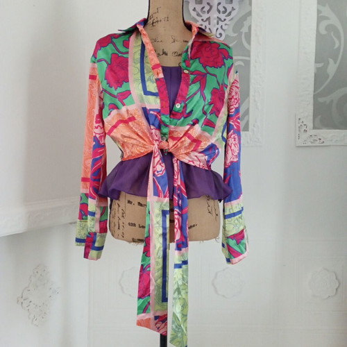 Satin shirt set with tie and bell sleeves like new, multicolor
