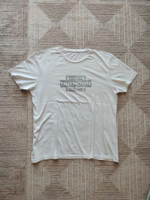 T-shirt XL used white with Unknown Surface print