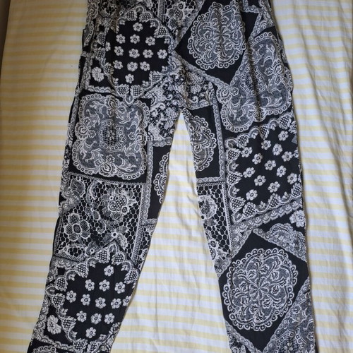 Printed black and white pants like new, size M