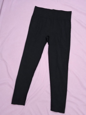 Black sports leggings like new, elastic and supportive