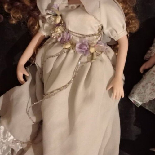 Porcelain dolls pack of 5, 3 Heritage Mint collection, like new