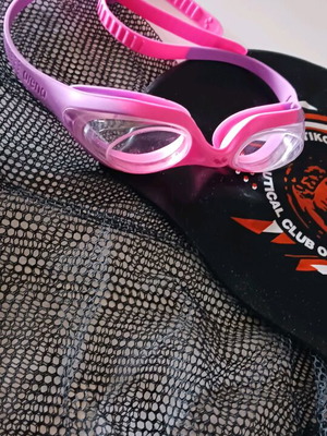 Arena goggles set like new with swim cap and mesh pouch