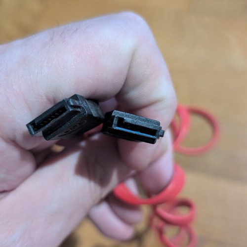 SATA cables used, pack of 2, red color