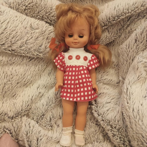 Vintage doll used, excellent condition, missing one shoe
