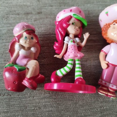 Strawberry Shortcake figures set of 3 like new