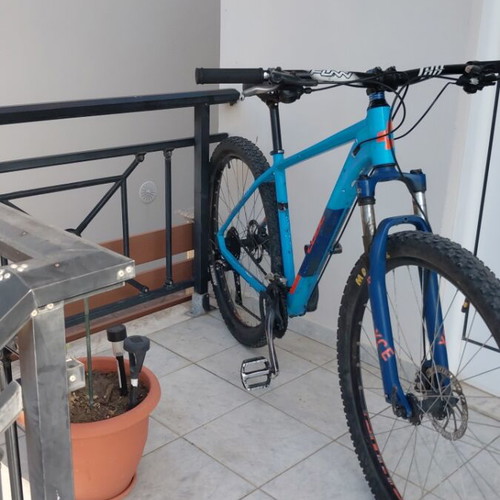 Mountain bike used, 29 inch wheels, disc brakes, front suspension, blue