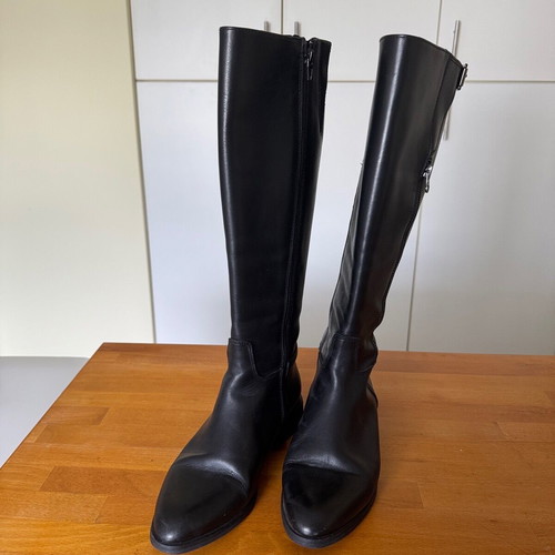 Black leather knee-high boots size 38 like new
