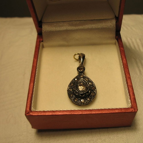 Pendant jewelry with white and yellow diamonds used