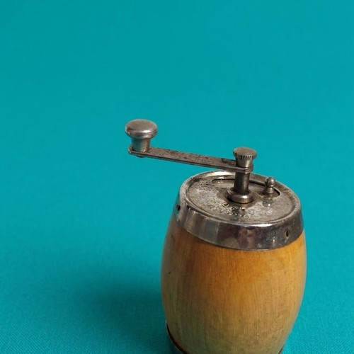 Vintage spice grinder GARANTIE B.O