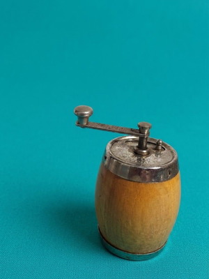 Vintage spice grinder GARANTIE B.O
