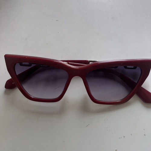 Cat Eye Sunglasses like new, red frame with decorative chains, UV400