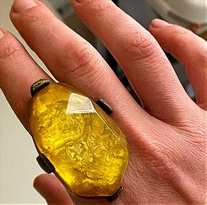 Statement δαχτυλίδι με κίτρινη πέτρα από ρητίνη