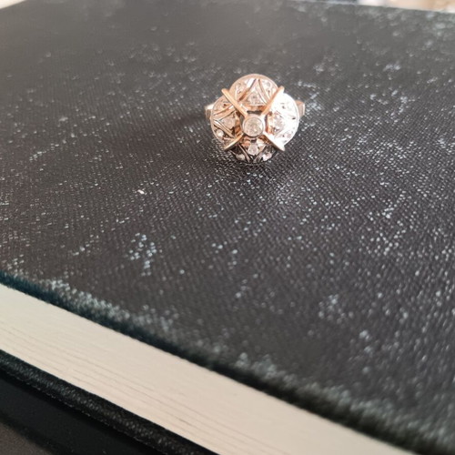 18K vintage ring like new with zircon stones