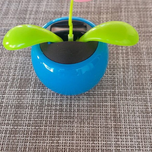 Solar flower pot toy new that moves leaves and petals