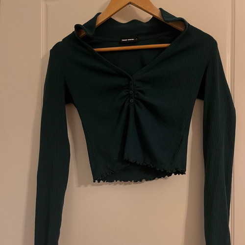 Long-sleeve top dark green like new with nice details
