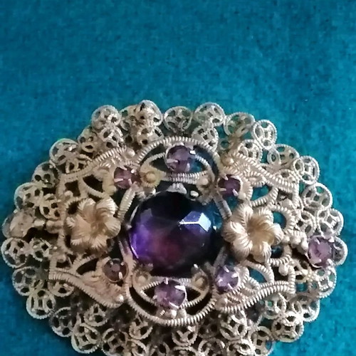 Vintage filigree brooch like new with central stone and rose crystals