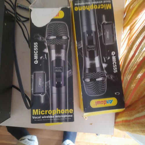 Wireless vocal microphone set with 4 speakers and mixer
