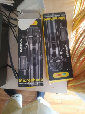 Wireless vocal microphone set with 4 speakers and mixer