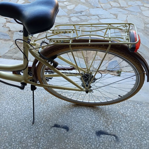 Clermont vintage city bike with Shimano 6-speed, basket, lights, bell, rack, and stand, like new