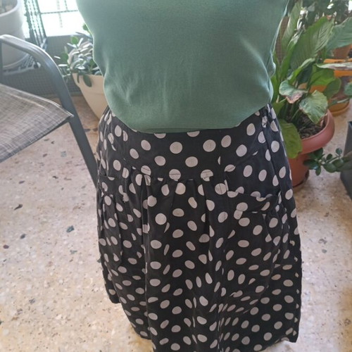 Skirt polka dot one size like new with elastic and two front pockets
