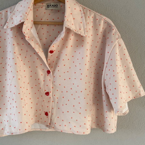Cropped shirt with hearts one size, like new, beige and red