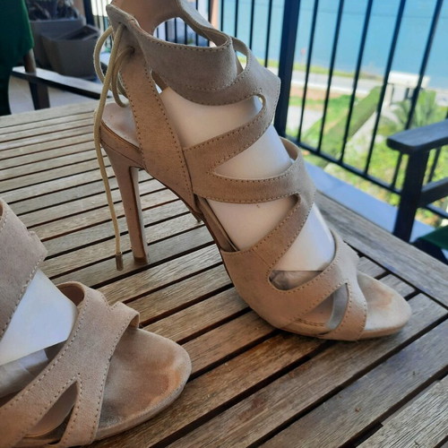 Beige high-heeled sandals like new, size 39