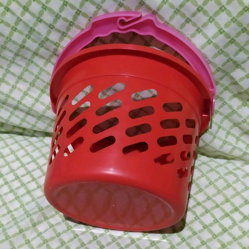 Plastic basket for clothespins like new