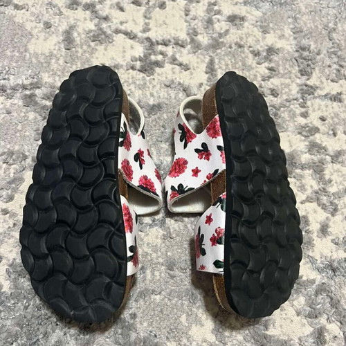 Kickers anatomical girls' sandals size 28 like new, white with flowers