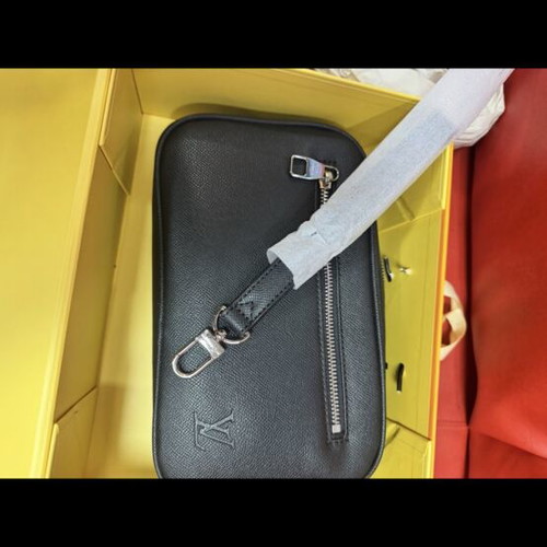 Louis Vuitton Kasai Taiga Leather Clutch Bag new, black