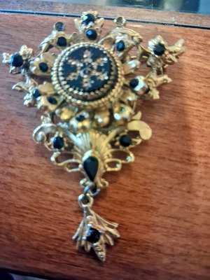 Sphinx Vintage Brooch 9680 Victorian Revival 14K Gold with Black Crystals like new
