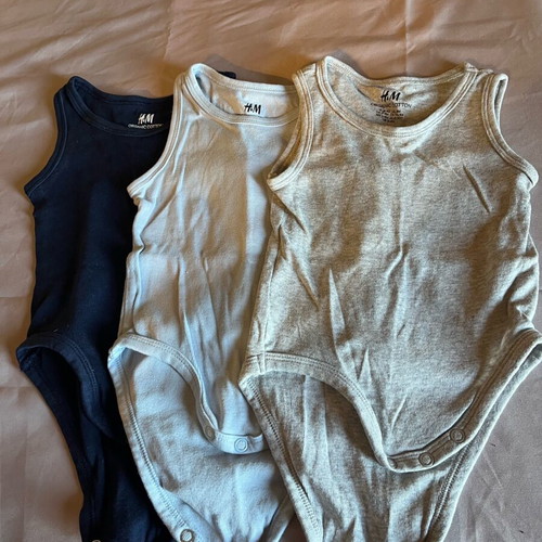 Baby bodysuits set of 3, like new, 2-4 months