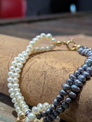 12K Gold Bracelet with Black and White Natural Pearls, 18cm