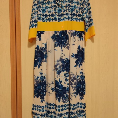 Sisley maxi dress with blue-white floral and geometric print, color-blocking
