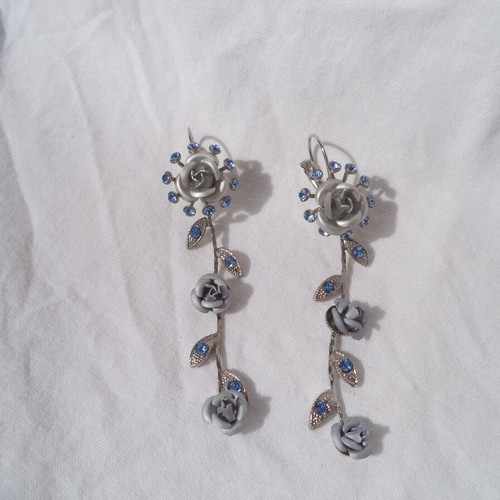 Dangling earrings new with tiny roses and blue stones