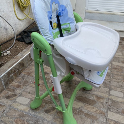 Child high chair for feeding
