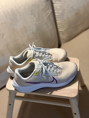 Nike Air Zoom Pegasus 40 αθλητικά παπούτσια σαν καινούργια, δερμάτινες λεπτομέρειες