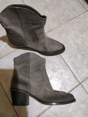 Cowboy ankle boots size 39 like new, color puros